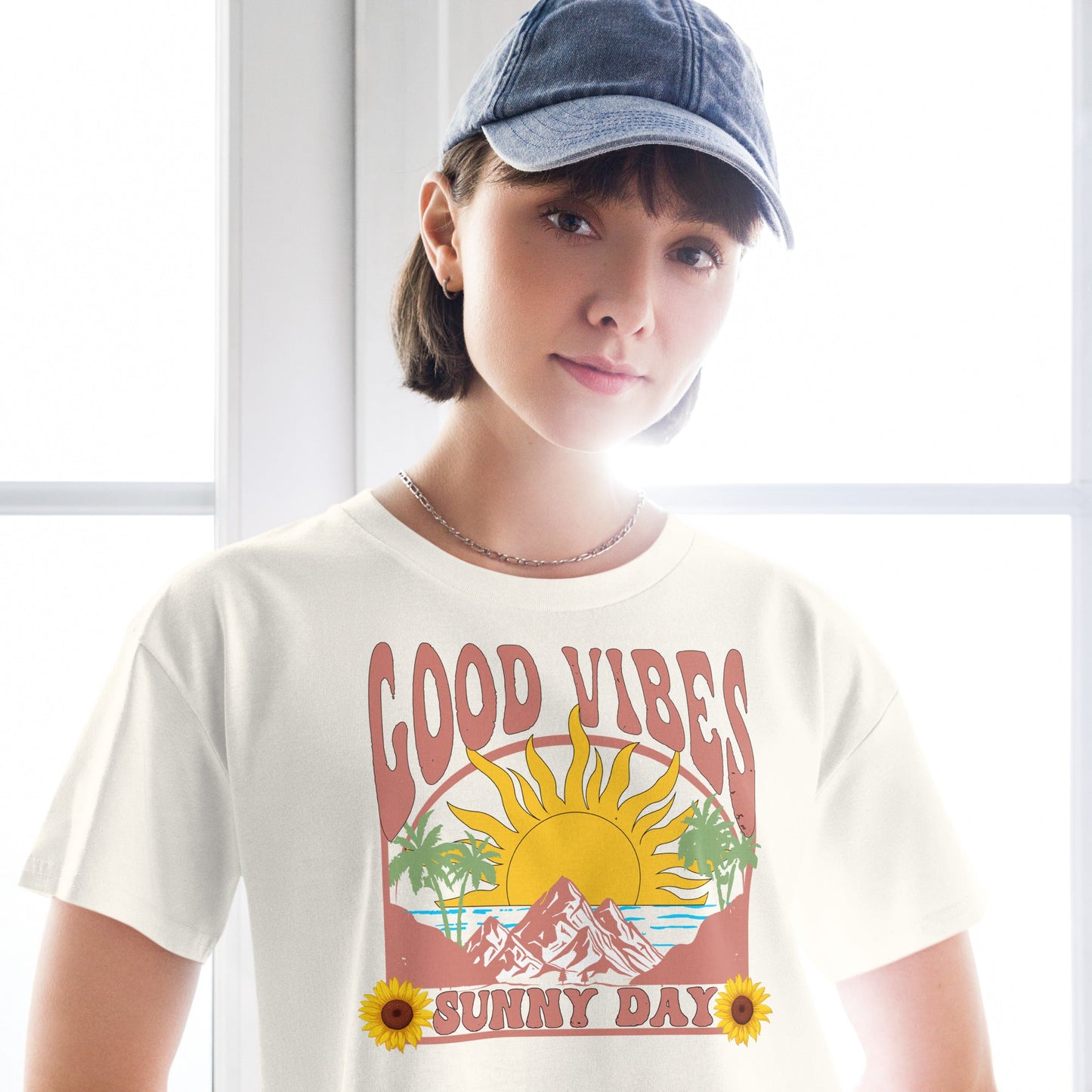 Crop - Top mit Good Vibes & Sunny Day Print – Sommer - Shirt Damen | Lockere Passform aus Baumwolle | Retro Boho Style - YogaStylz