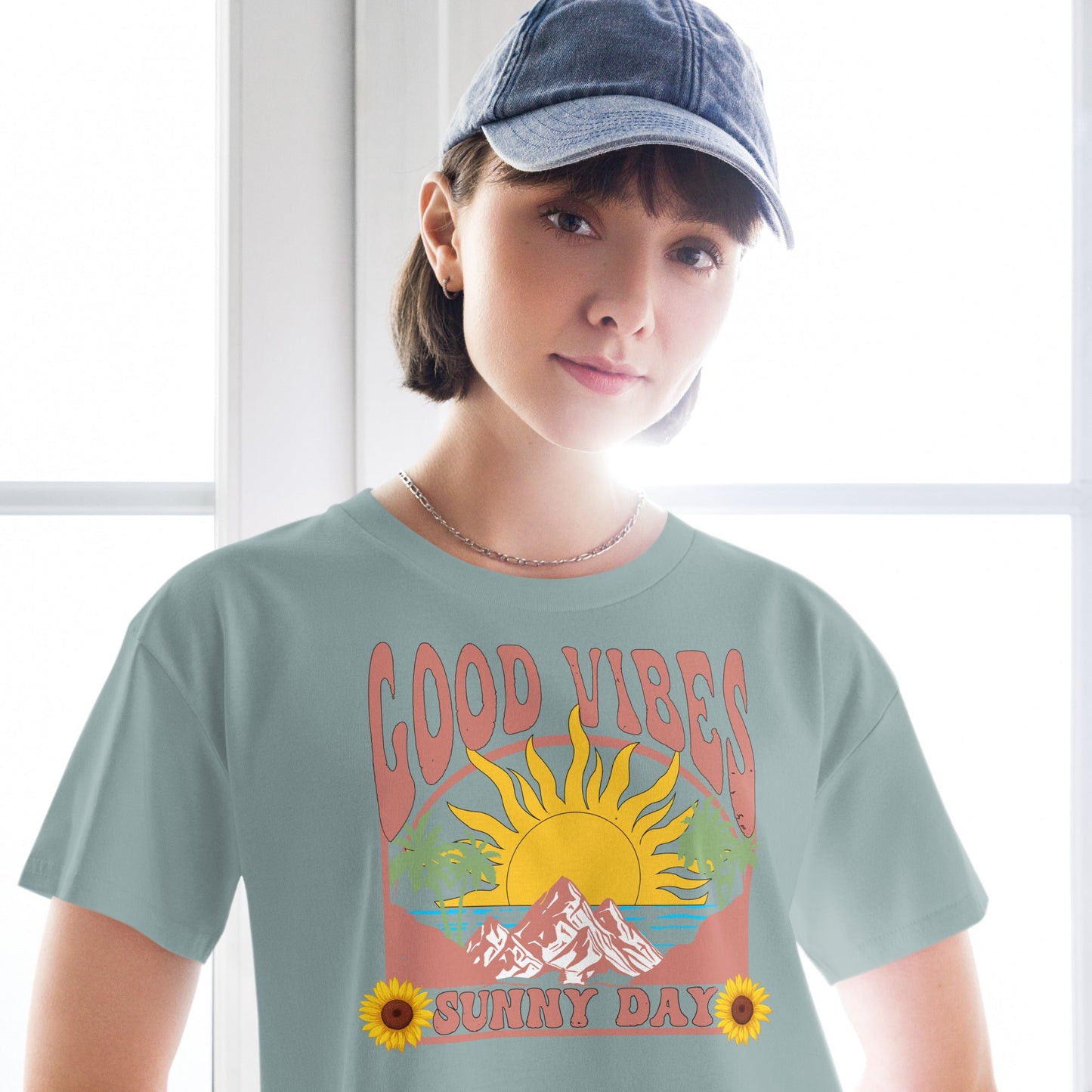 Crop - Top mit Good Vibes & Sunny Day Print – Sommer - Shirt Damen | Lockere Passform aus Baumwolle | Retro Boho Style - YogaStylz