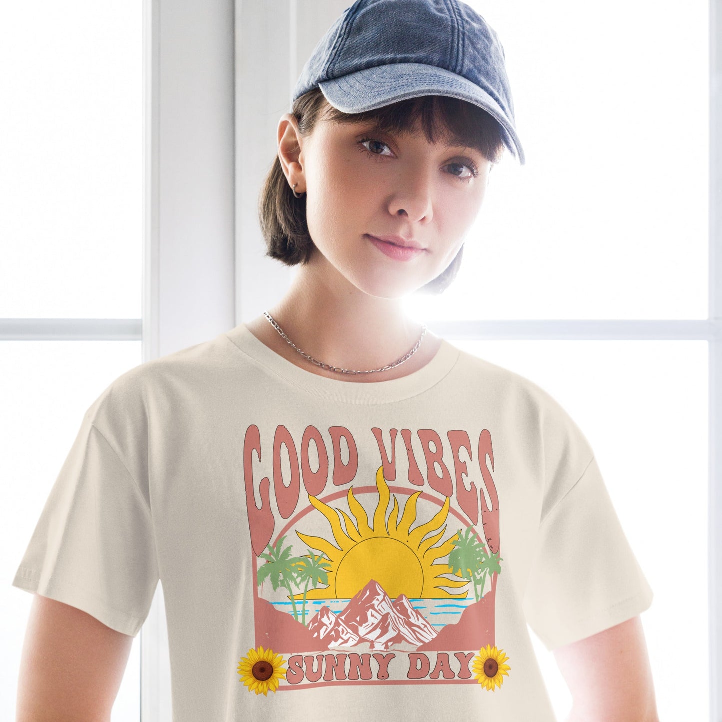 Crop - Top mit Good Vibes & Sunny Day Print – Sommer - Shirt Damen | Lockere Passform aus Baumwolle | Retro Boho Style - YogaStylz