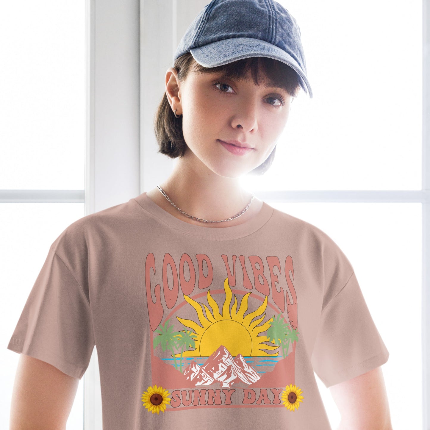 Crop - Top mit Good Vibes & Sunny Day Print – Sommer - Shirt Damen | Lockere Passform aus Baumwolle | Retro Boho Style - YogaStylz