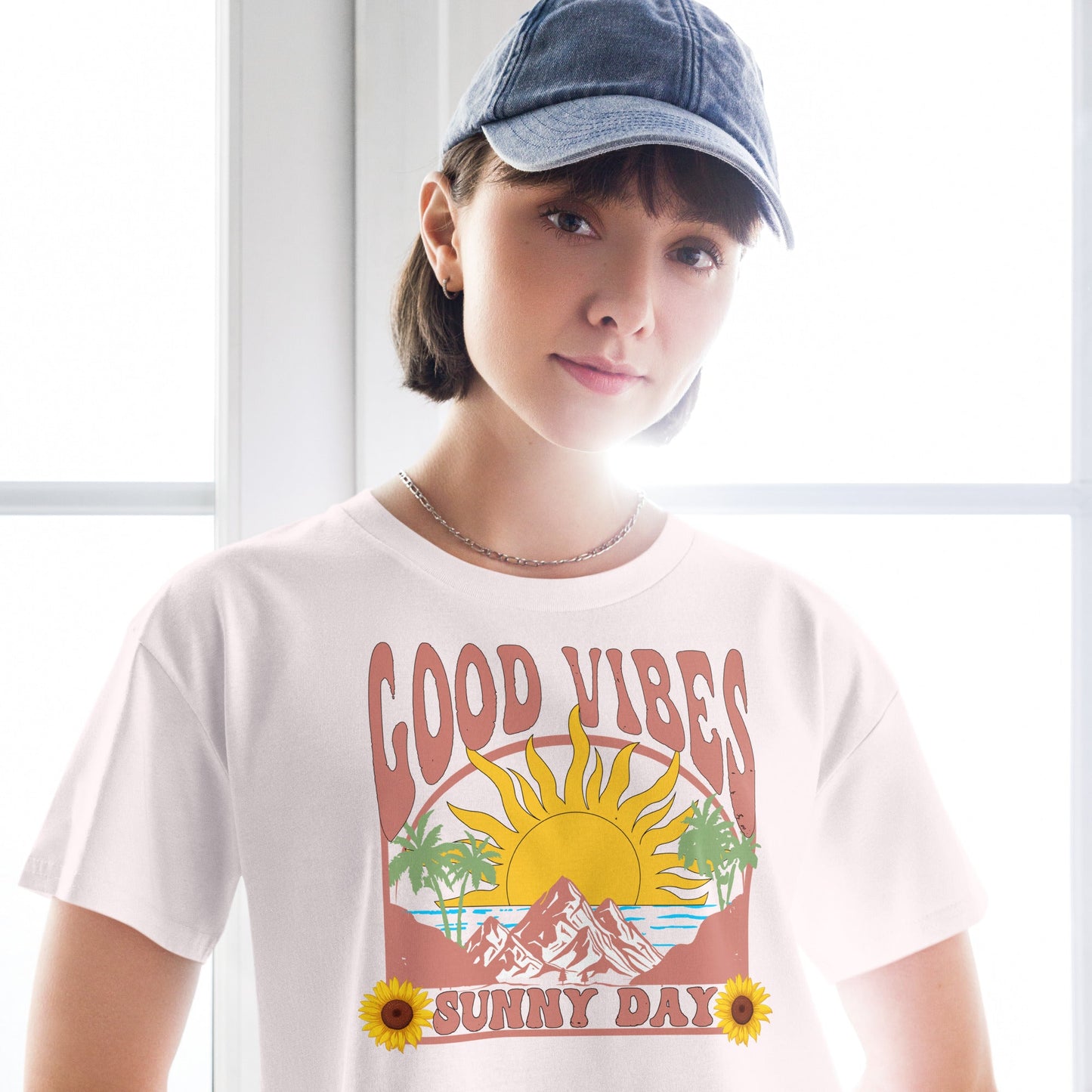 Crop - Top mit Good Vibes & Sunny Day Print – Sommer - Shirt Damen | Lockere Passform aus Baumwolle | Retro Boho Style - YogaStylz
