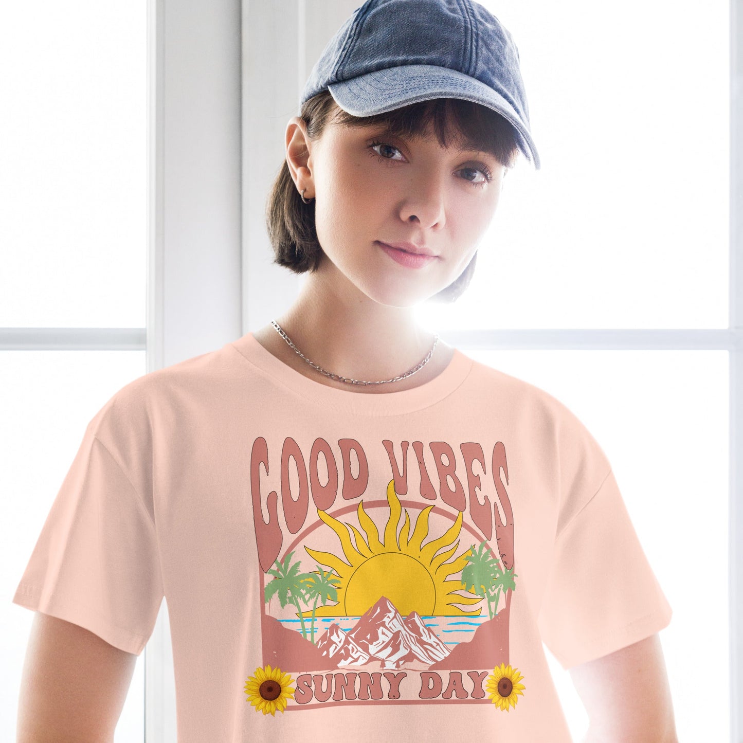 Crop - Top mit Good Vibes & Sunny Day Print – Sommer - Shirt Damen | Lockere Passform aus Baumwolle | Retro Boho Style - YogaStylz