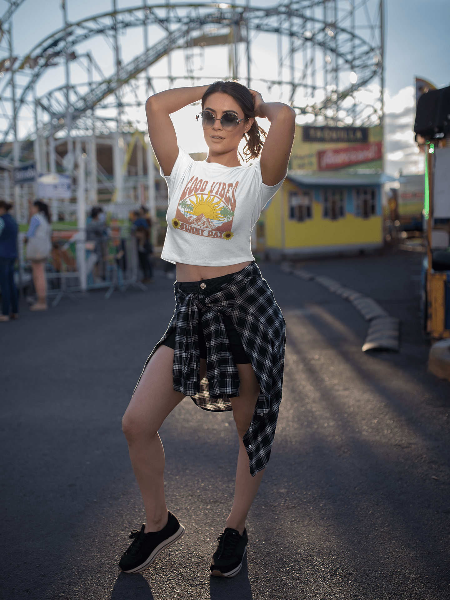 Crop - Top mit Good Vibes & Sunny Day Print – Sommer - Shirt Damen | Lockere Passform aus Baumwolle | Retro Boho Style - YogaStylz