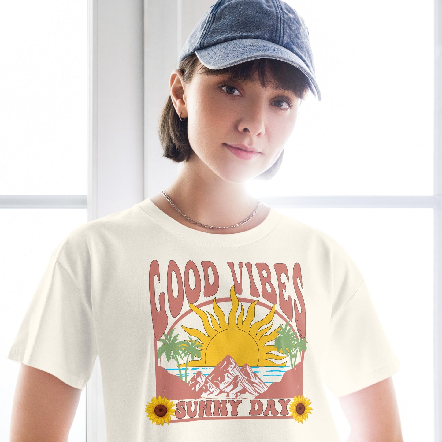 Crop - Top mit Good Vibes & Sunny Day Print – Sommer - Shirt Damen | Lockere Passform aus Baumwolle | Retro Boho Style - YogaStylz