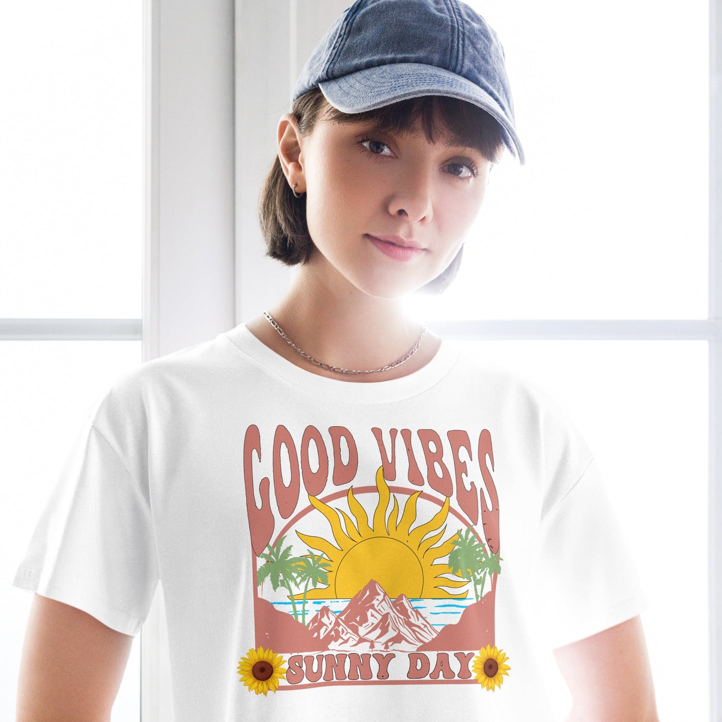 Crop - Top mit Good Vibes & Sunny Day Print – Sommer - Shirt Damen | Lockere Passform aus Baumwolle | Retro Boho Style - YogaStylz