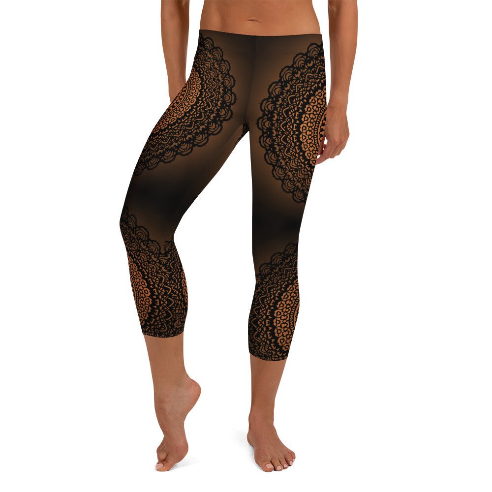 Mandala Capri - Leggings Braun Schwarz – 3/4 Yogahose mit UV - Schutz & Stretch | Boho Activewear Damen mit figurformendem Sitz - YogaStylz