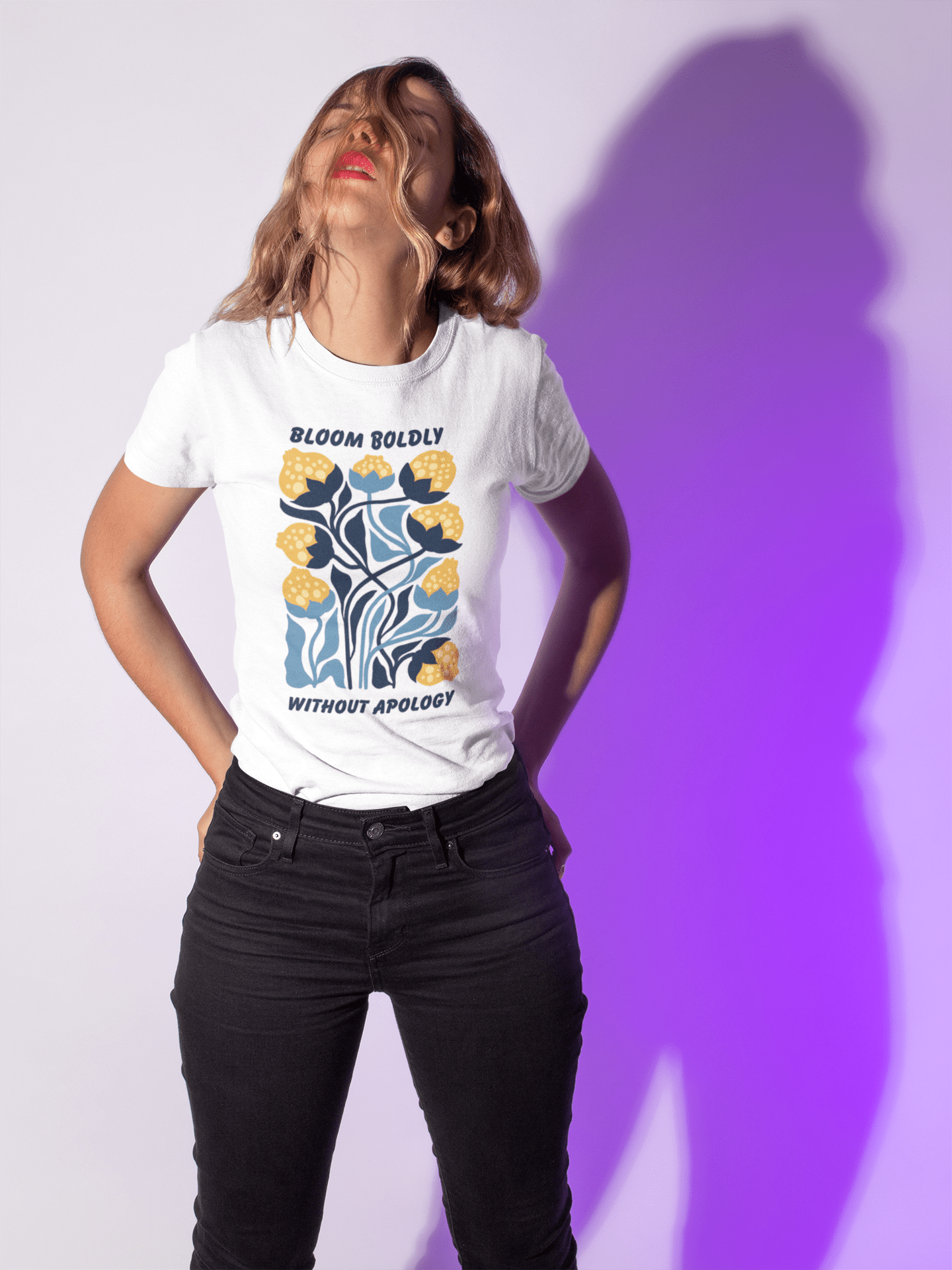 T-Shirt mit „Bloom Boldly Without Apology“ Print – Unisex Shirt aus 100 % Baumwolle (Bio) | Retro Florales Statement - YogaStylz