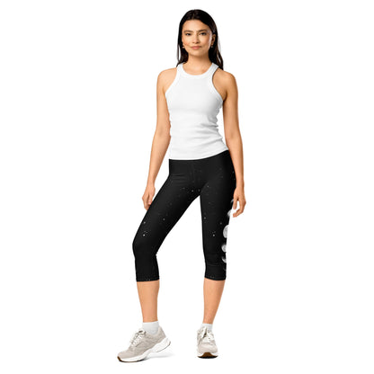 Capri - Leggings mit Mondphasen – 3/4 Yogahose Damen in Schwarz mit Stretch & UV - Schutz | Spirituelle Activewear - YogaStylz