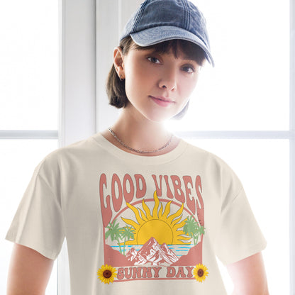 Crop - Top mit Good Vibes & Sunny Day Print – Sommer - Shirt Damen | Lockere Passform aus Baumwolle | Retro Boho Style - YogaStylz