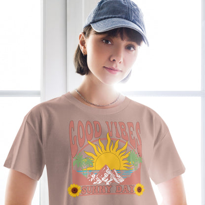 Crop - Top mit Good Vibes & Sunny Day Print – Sommer - Shirt Damen | Lockere Passform aus Baumwolle | Retro Boho Style - YogaStylz