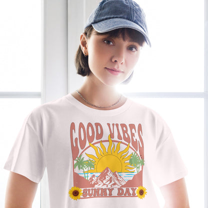 Crop - Top mit Good Vibes & Sunny Day Print – Sommer - Shirt Damen | Lockere Passform aus Baumwolle | Retro Boho Style - YogaStylz