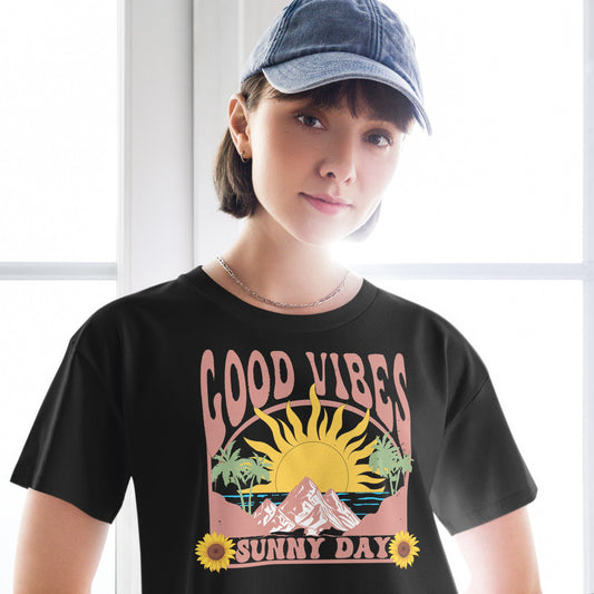 Crop - Top mit Good Vibes & Sunny Day Print – Sommer - Shirt Damen | Lockere Passform aus Baumwolle | Retro Boho Style - YogaStylz