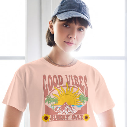 Crop - Top mit Good Vibes & Sunny Day Print – Sommer - Shirt Damen | Lockere Passform aus Baumwolle | Retro Boho Style - YogaStylz