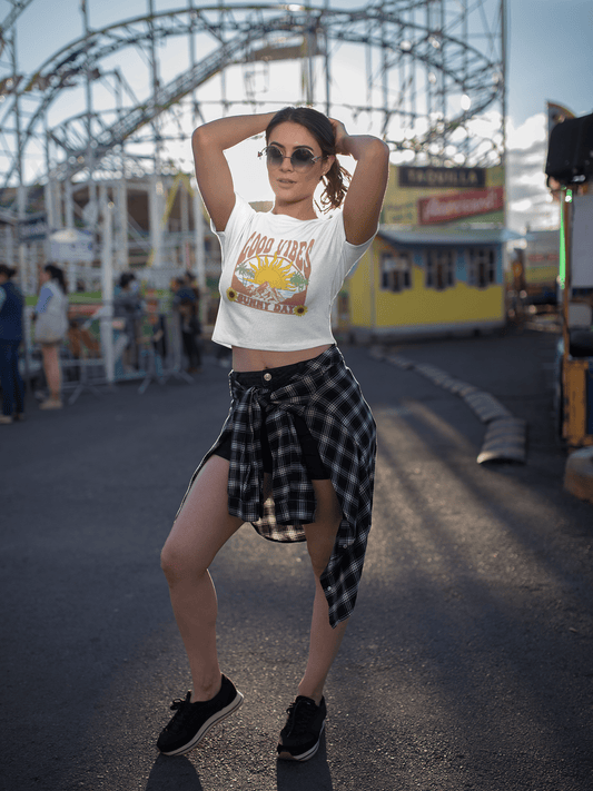 Crop - Top mit Good Vibes & Sunny Day Print – Sommer - Shirt Damen | Lockere Passform aus Baumwolle | Retro Boho Style - YogaStylz