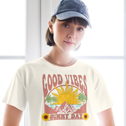 Crop - Top mit Good Vibes & Sunny Day Print – Sommer - Shirt Damen | Lockere Passform aus Baumwolle | Retro Boho Style - YogaStylz