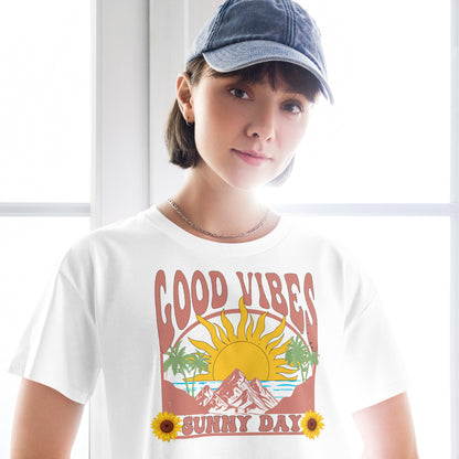 Crop - Top mit Good Vibes & Sunny Day Print – Sommer - Shirt Damen | Lockere Passform aus Baumwolle | Retro Boho Style - YogaStylz