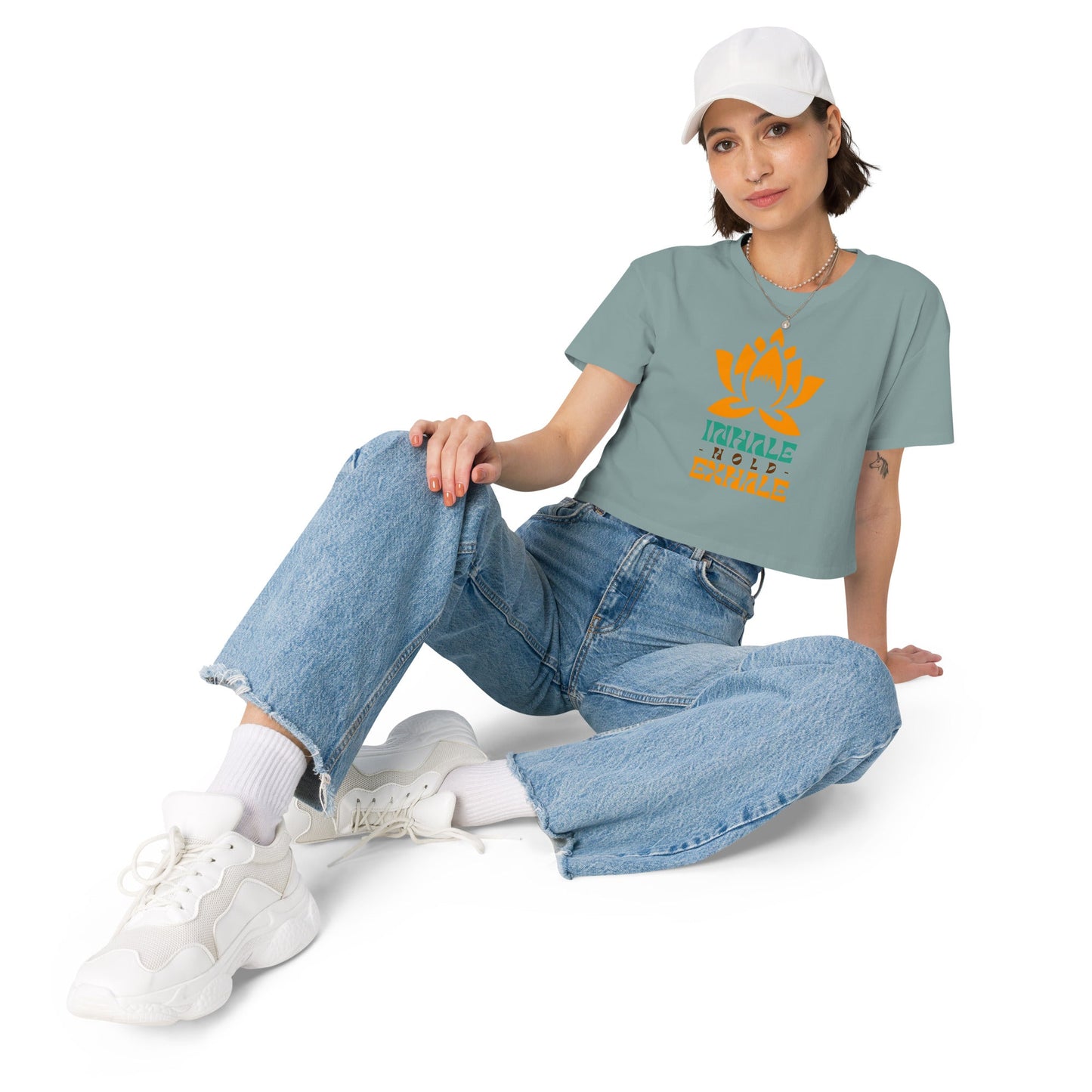 Crop - Top mit Lotus & „Inhale Hold Exhale“ - Print – Lockeres Sommer - Shirt aus Baumwolle | Achtsame Yoga Streetwear Damen - YogaStylz