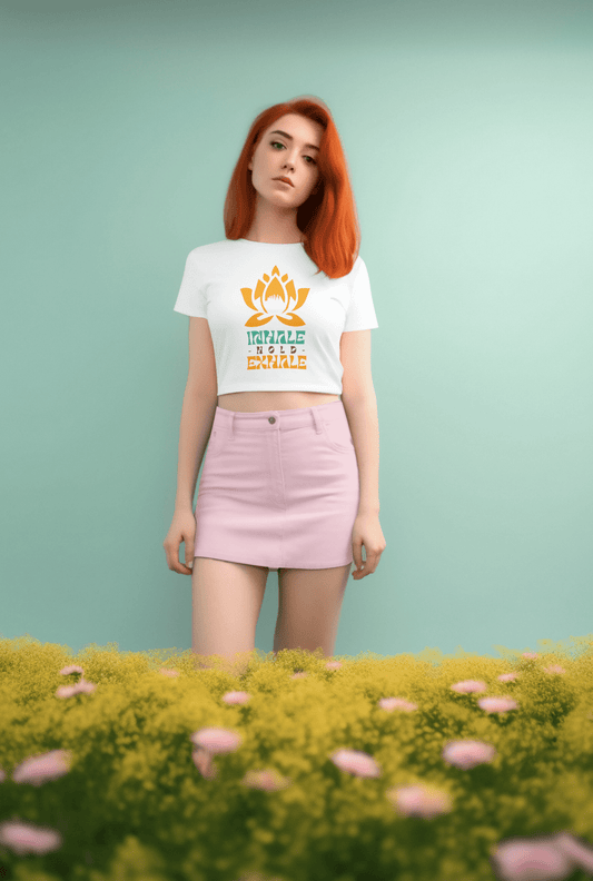Crop - Top mit Lotus & „Inhale Hold Exhale“ - Print – Lockeres Sommer - Shirt aus Baumwolle | Achtsame Yoga Streetwear Damen - YogaStylz