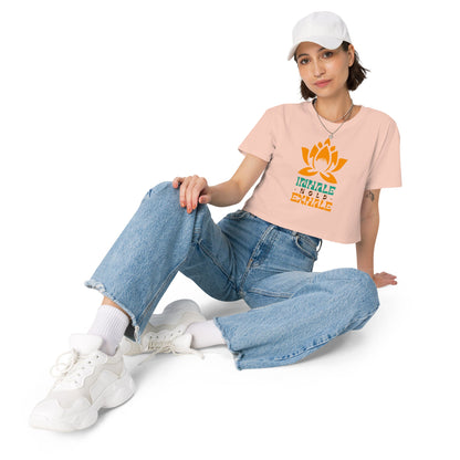 Crop - Top mit Lotus & „Inhale Hold Exhale“ - Print – Lockeres Sommer - Shirt aus Baumwolle | Achtsame Yoga Streetwear Damen - YogaStylz