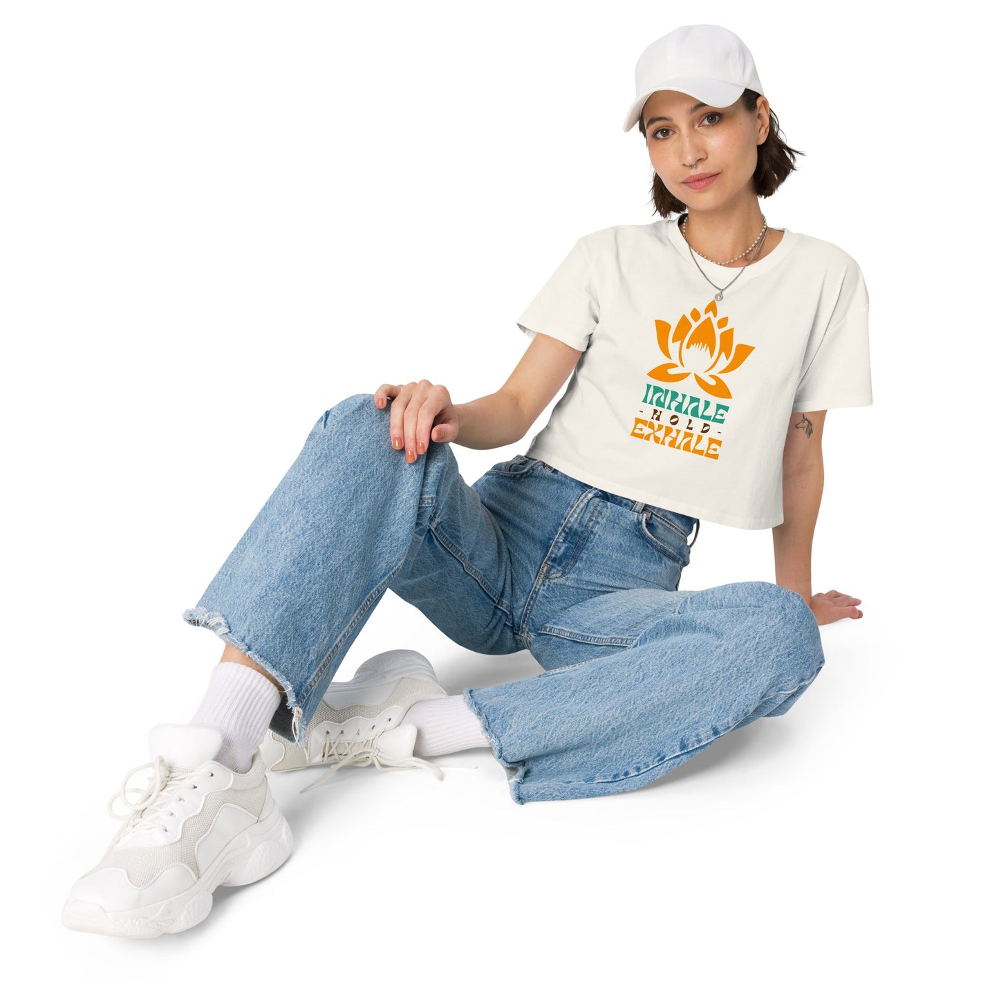 Crop - Top mit Lotus & „Inhale Hold Exhale“ - Print – Lockeres Sommer - Shirt aus Baumwolle | Achtsame Yoga Streetwear Damen - YogaStylz