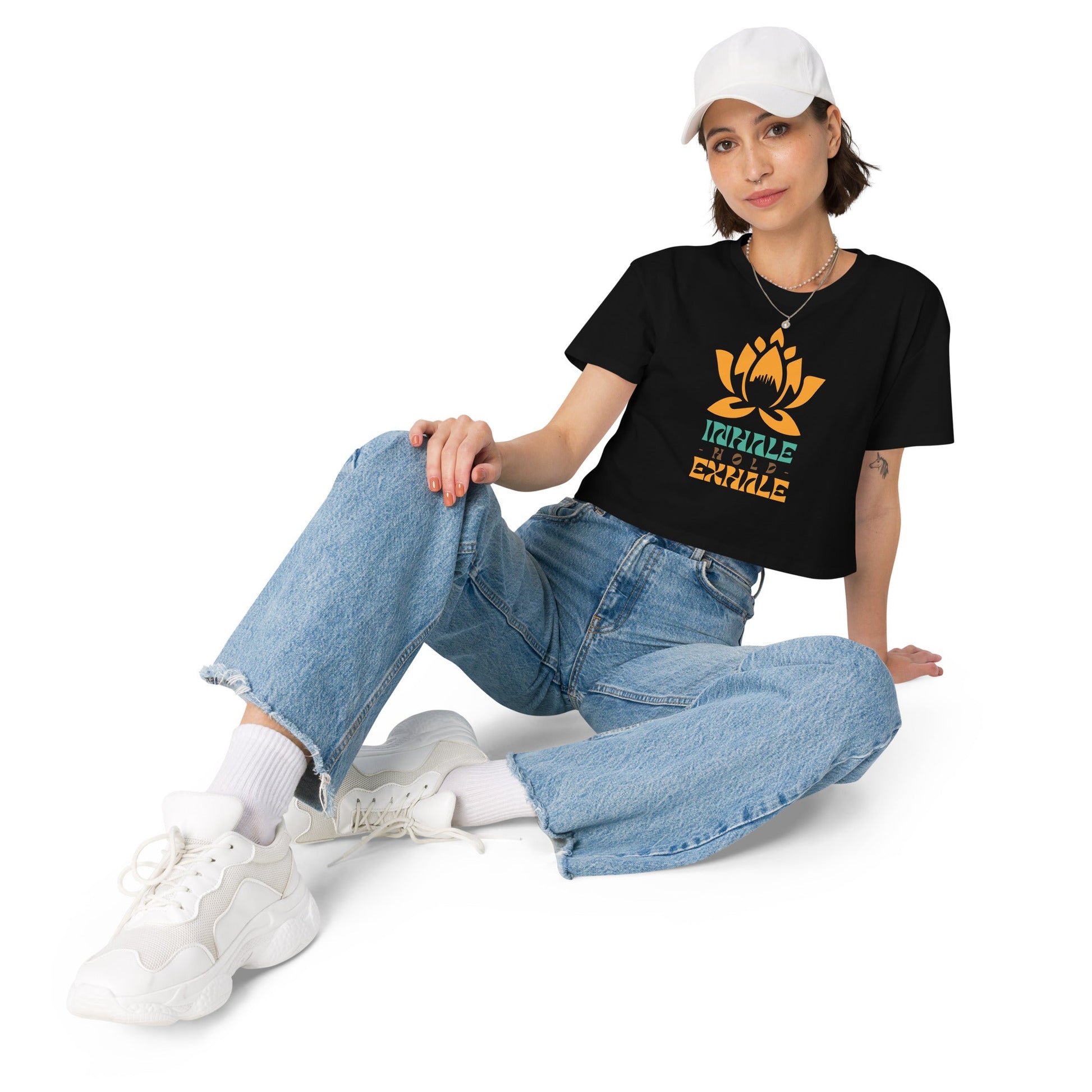 Crop - Top mit Lotus & „Inhale Hold Exhale“ - Print – Lockeres Sommer - Shirt aus Baumwolle | Achtsame Yoga Streetwear Damen - YogaStylz