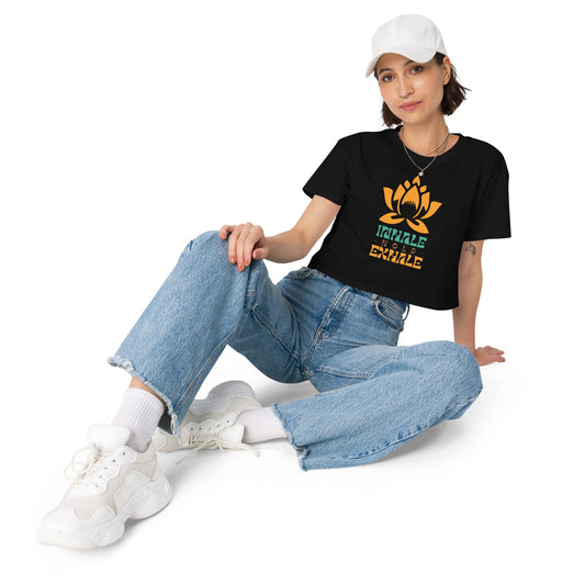 Crop - Top mit Lotus & „Inhale Hold Exhale“ - Print – Lockeres Sommer - Shirt aus Baumwolle | Achtsame Yoga Streetwear Damen - YogaStylz
