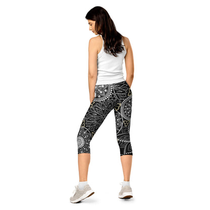 Mandala Capri - Leggings Schwarz Weiß – Superweiche 3/4 - Leggings mit UV - Schutz & 4 - Wege - Stretch | Boho Activewear Damen - YogaStylz