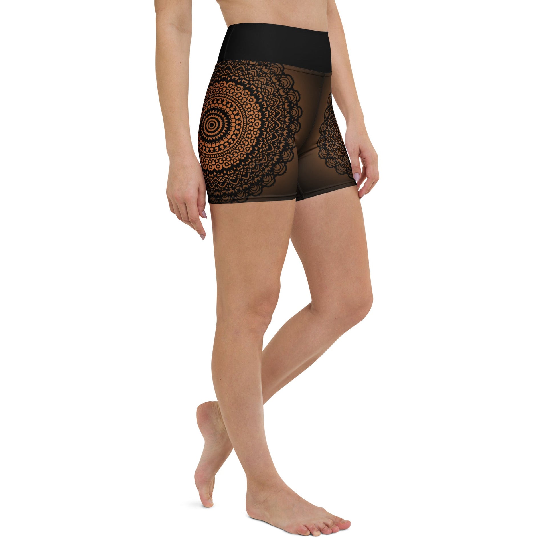 Mandala Shorts Braun Schwarz – Boho Sport - Shorts mit hohem Bund & 4 - Wege - Stretch | Figurbetont & weich für Workout & Yoga - YogaStylz
