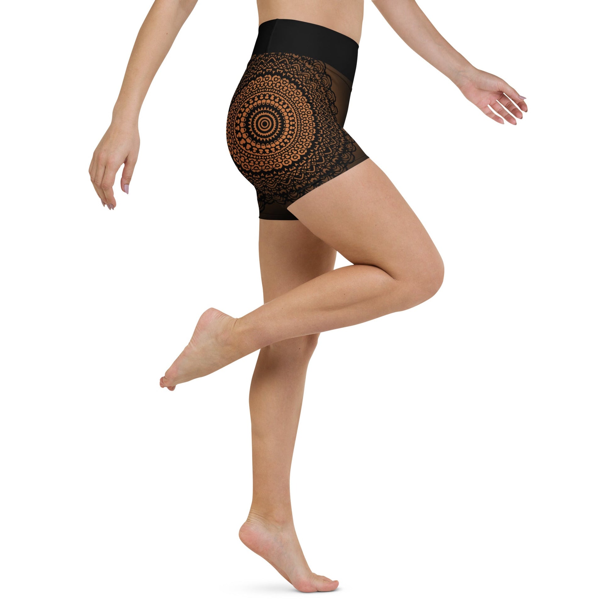 Mandala Shorts Braun Schwarz – Boho Sport - Shorts mit hohem Bund & 4 - Wege - Stretch | Figurbetont & weich für Workout & Yoga - YogaStylz