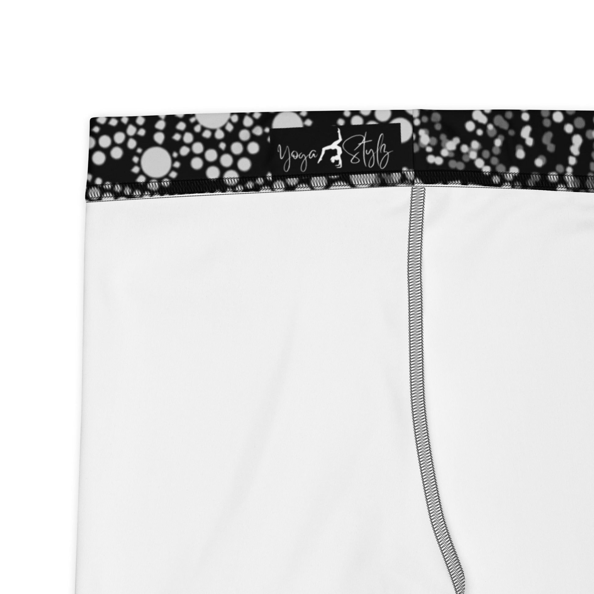 Mandala Shorts Schwarz Weiß – Boho Stretch - Shorts mit 4 - Wege - Stretch & elastischem Bund | Sportlich & bequem - YogaStylz